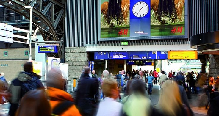 Ströer installs huge LCD screens in Hamburg and Düsseldorf central station