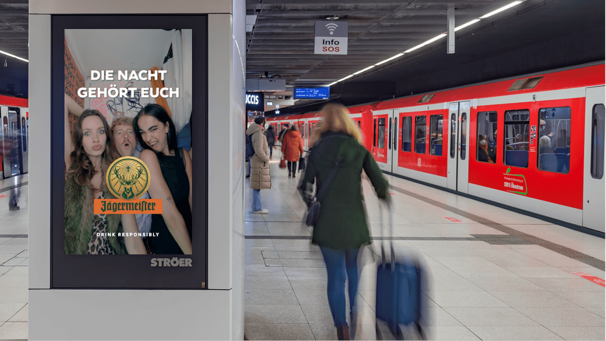Digitaler Out-of-Home-Screen mit Werbung von Jägermeister auf Bahnsteig, direkt an der Ein- und Ausstiegszone der S-Bahn – ideale Platzierung für mobile Zielgruppen.