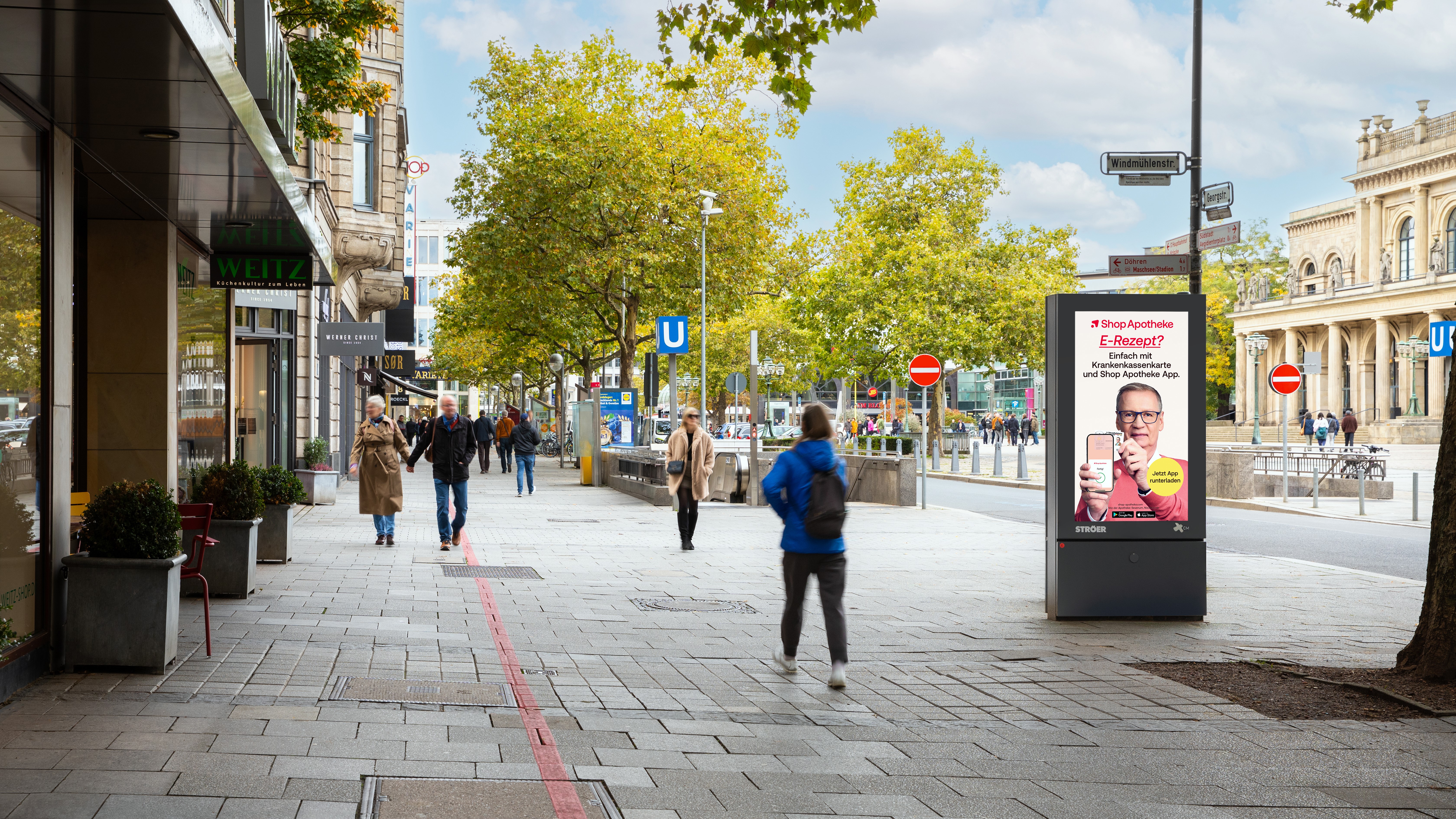 DOOH-Werbung für Shop Apotheke auf Stadtstraße – Digitale Werbetafel an einer Fußgängerzone informiert über das E-Rezept und die Nutzung der Shop Apotheke App.