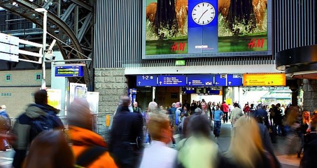 Ströer installiert die größten LCD-Displays in deutschen Bahnhöfen in Hamburg und Düsseldorf
