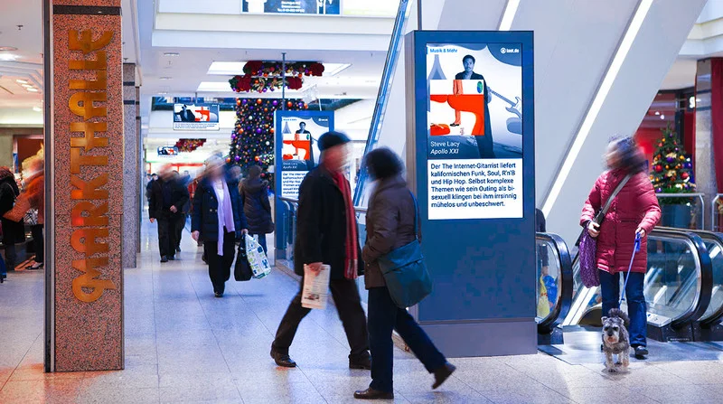 Digital Out of Home Screen (DOOH) in einem Einkaufszentrum