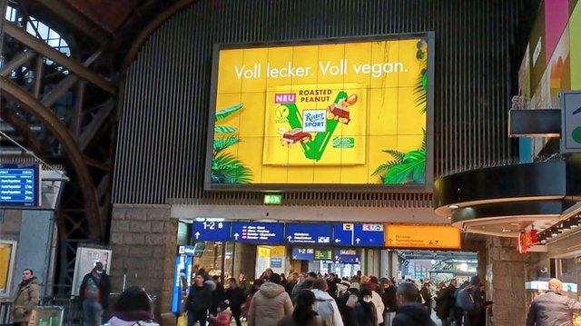 Voll lecker, voll vegan, voll digital: Ritter Sport wirbt reichweitenstark mit digitaler Außenwerbung