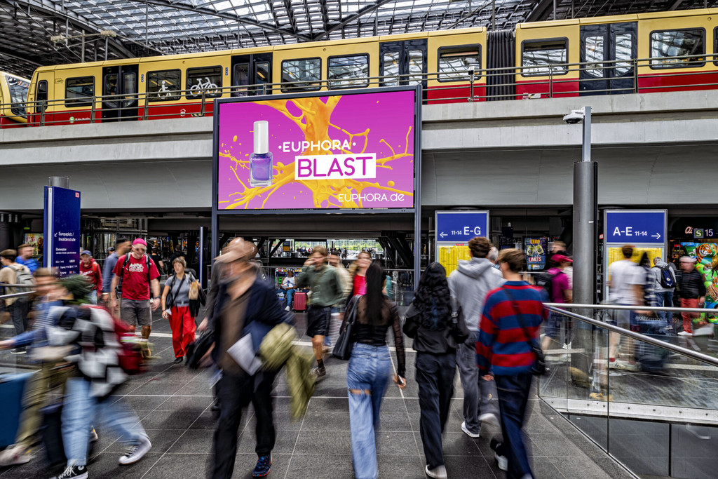 Ströer: Außenwerbung erstmals mit mehr als 10-Prozent-Anteil am deutschen Werbemarkt. DOOH wächst um 17 Prozent im ersten Halbjahr 2025. 