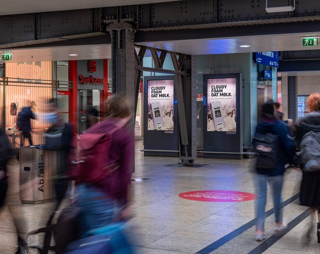 Moelk - 3D-Special-Ad am Bahnhof