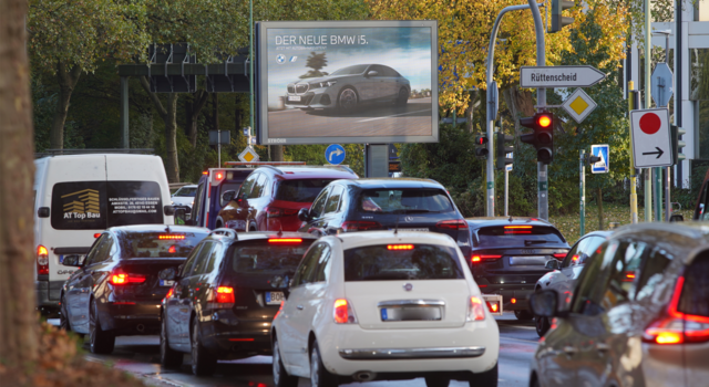 DOOH-Stautargeting: BMW wirbt datengetrieben auf Public Video von Ströer