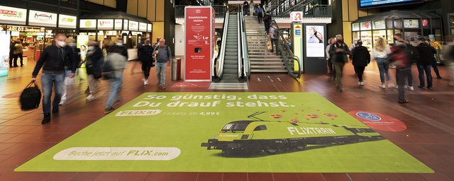 FlixMobility - Hamburg Hauptbahnhof in grün getaucht