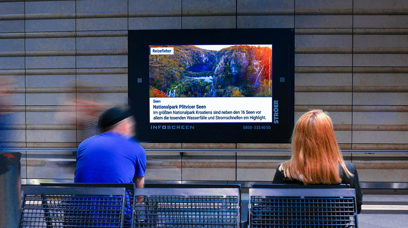 DOOH Screen - Public Video Screen in einer Bahnhaltestelle