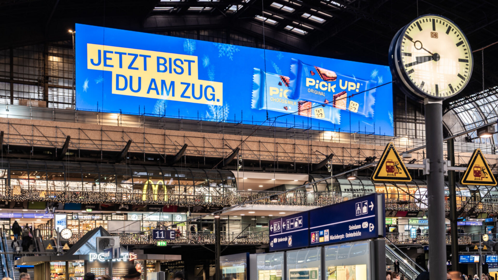 Ströer erzielt 2025 Rekordumsatz und stellt die Weichen für die Transformation zum KI-gestützten Plattformgeschäft