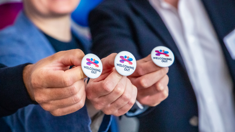 Ströer unterstützt die Kampagne „WELCOMING OUT“ als Patron